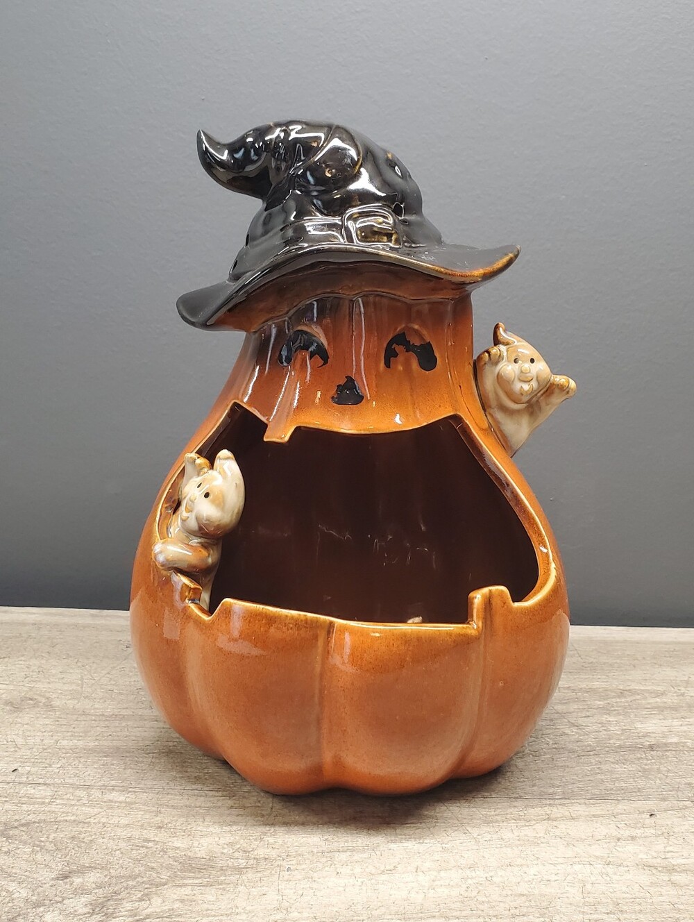 Vintage ceramic jack-0-lantern with ghosts and witch hat
